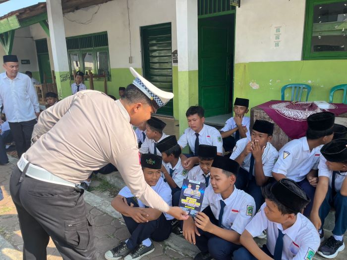 Police Goes to School, Polisi Ajak Siswa-Siswi MTs Ma'arif Karanganyar Tertib Berlalu Lintas