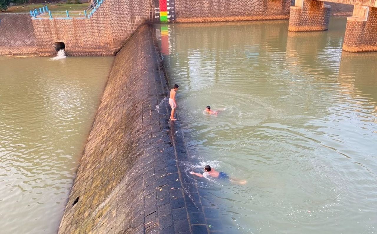 Libur Sekolah, BPBD Batang Larang Warga Berenang di Bendungan Kramat