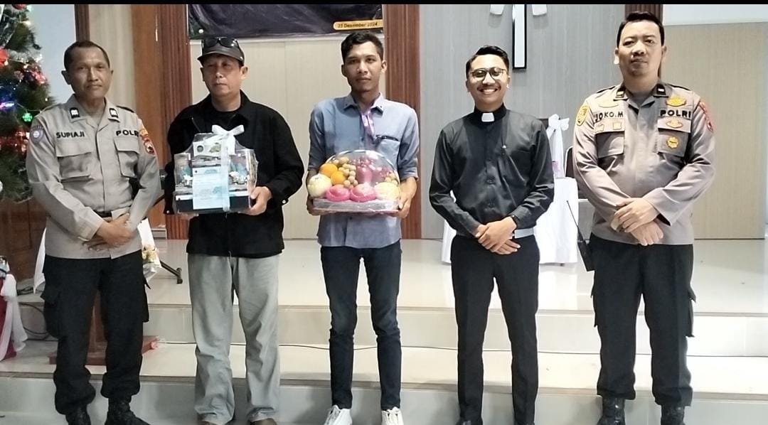 PR Sehat Tentrem Kabupaten Pekalongan Bagikan Parsel Produk ke Pendeta Gereja Imanuel