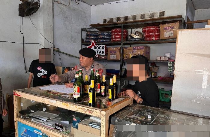 2 Warung di Karangdadap dan Kedungwuni Dirazia, Polisi Sita 23 Botol Miras Ilegal