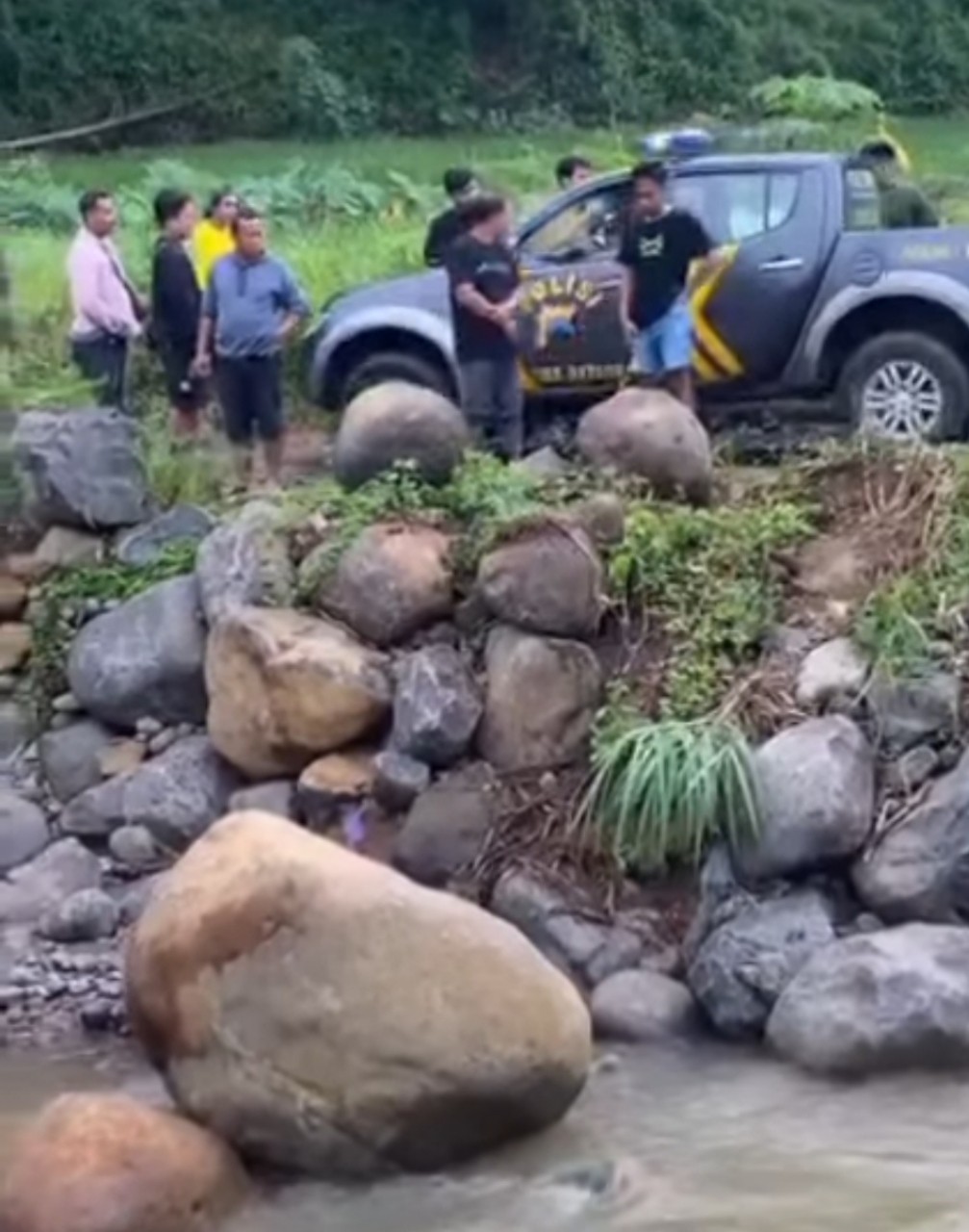 Pencari Rumput di Batang Tewas Tertimpa Batu Besar di Kali Petung