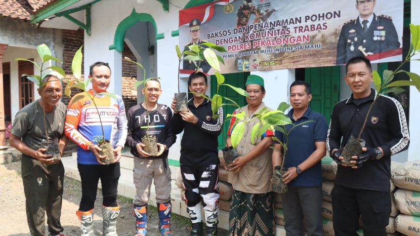 Polres Pekalongan Bareng Komunitas Terabas Lakukan Penghijauan di Sadang