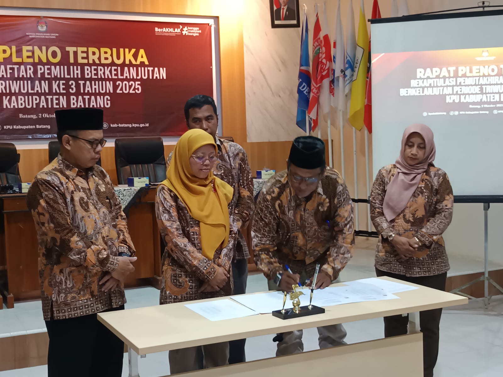 Bawaslu Batang Soroti Data Pemilih Anomali, KPU Batang Siap Maksimalkan Pemutakhiran