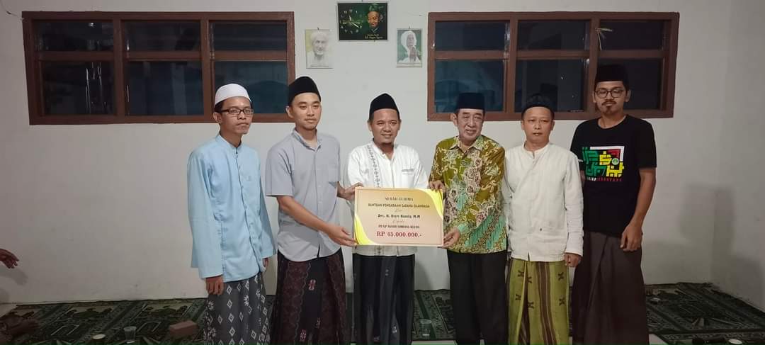 Bisri Serahkan Bantuan Kepada GP Ansor Ranting Simbang Kulon