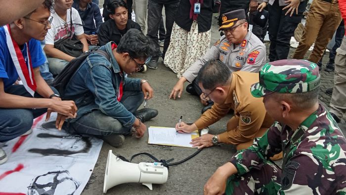 Mahasiswa Geruduk Pemkab Pekalongan, Isu Jual Beli Jabatan, Jalan Rusak hingga Upah Buruh Disorot