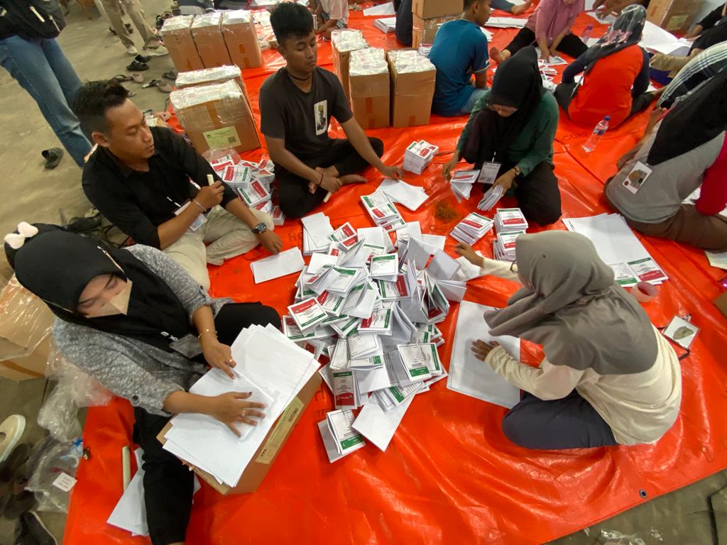 Kejar Target, KPU Batang Tambah 100 Petugas Penyortiran dan Pelipatan Surat Suara