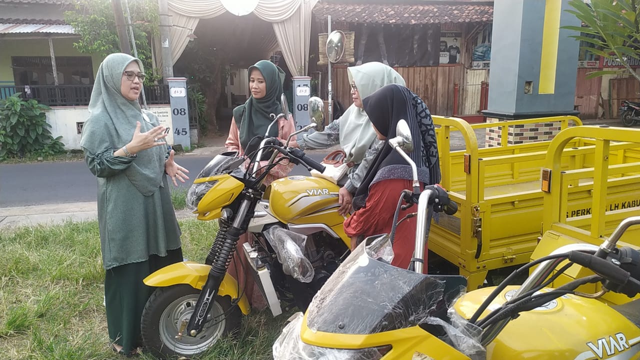 Fatkhiana Dewi Salurkan Bantuan Aspirasi 5 Sepeda Motor Roda Tiga kepada Masyarakat
