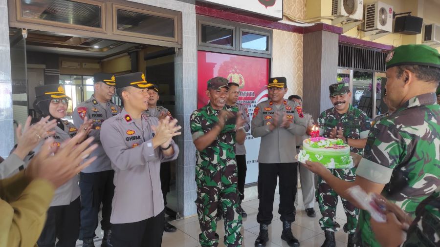 HUT Bhayangkara ke-77, Prajurit TNI Kodim Pekalongan Ramai-ramai Geruduk Mapolres Pekalongan