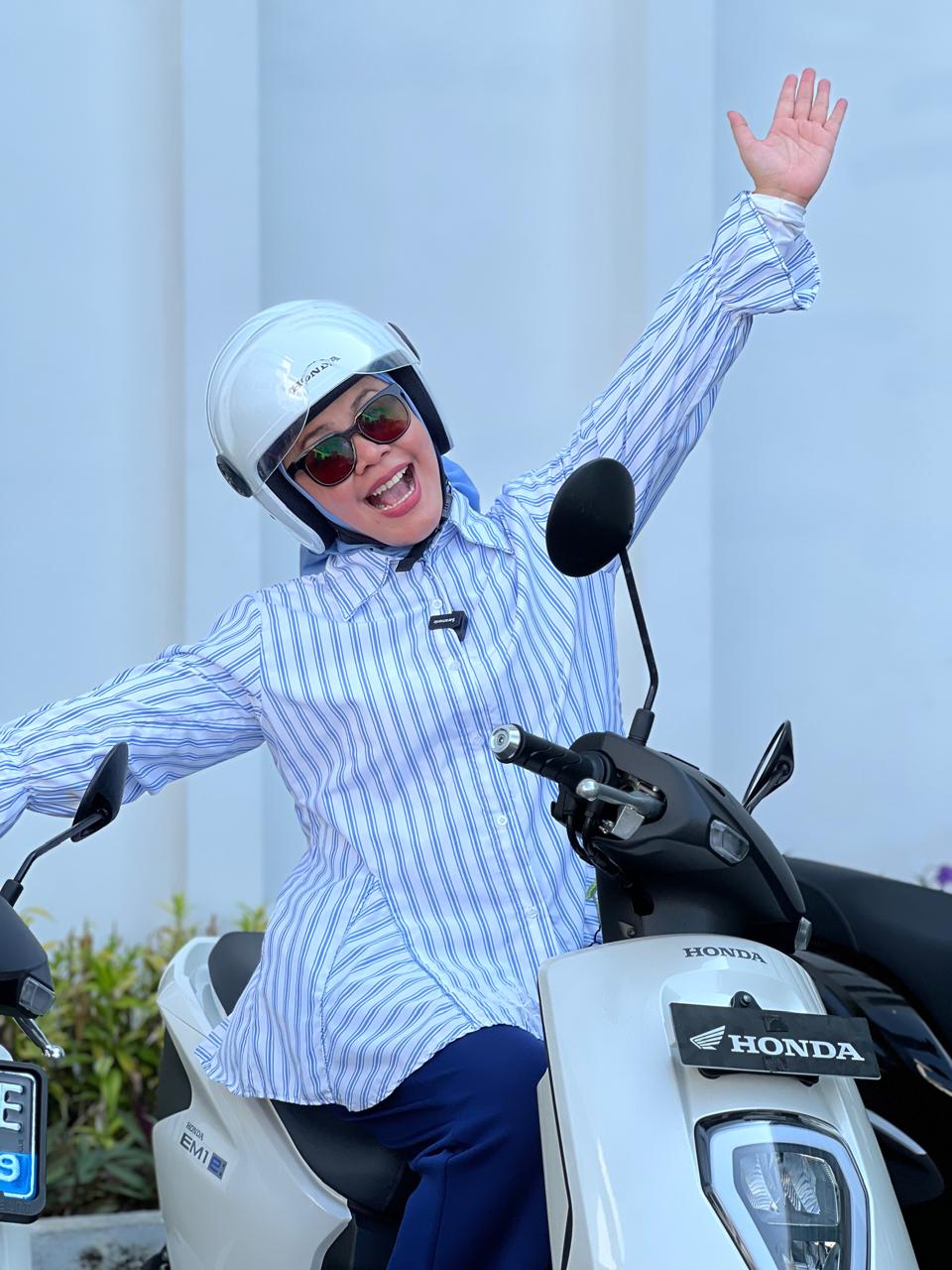 Morning Ride Naik Honda EM1 e:, Wanita Semarang Tampil Menawan