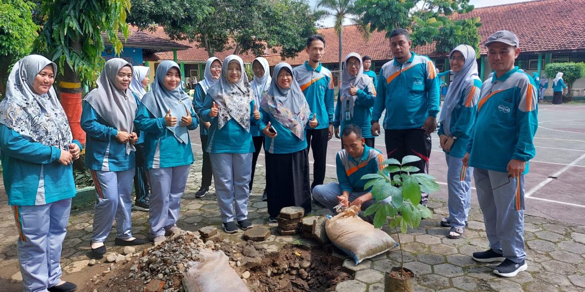MTsN 1 Pekalongan Tanam Pohon Matoa, Momentum Aksi Nyata Menjaga Kelestarian Bumi