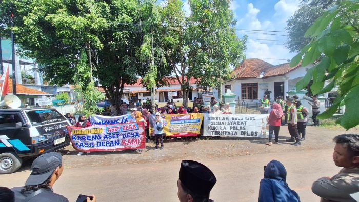 Kades Randumuktiwaren Dituntut Mundur