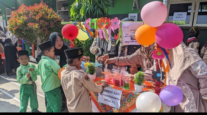Gelar Bazar Siaga, MIS Pandanarum Ajak Siswa Lebih Kreatif dan Miliki Ketrampilan 