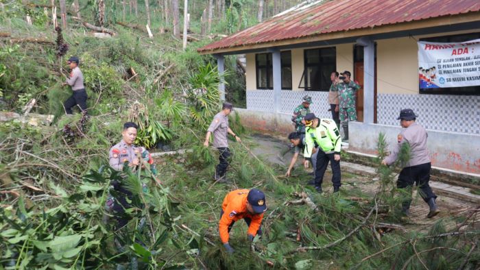 Kapolres Pekalongan Pimpin Pembersihan Pasca Bencana di Petungkriyono