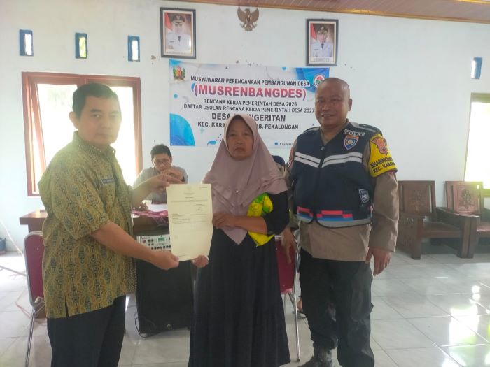 Sumringah, Warga Desa Kayugeritan Pekalongan Terima Sertifikat PTSL