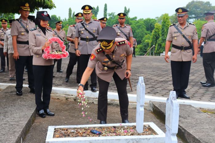 Hari Bhayangkara ke-78, Polres Pekalongan Upacara Ziarah Tabur Bunga di TMP Bhakti Wiratama  