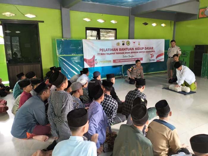 Santri Dilatih Bantuan Hidup Dasar