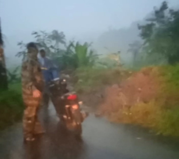 Hujan Lebat, Ada 5 Titik Longsor di Jalur Paninggaran-Kandangserang