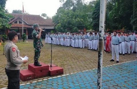 Babinsa dan Bhabinkamtibmas Sosialisasi Larangan Penggunaan Knalpot Brong di SMAN Doro