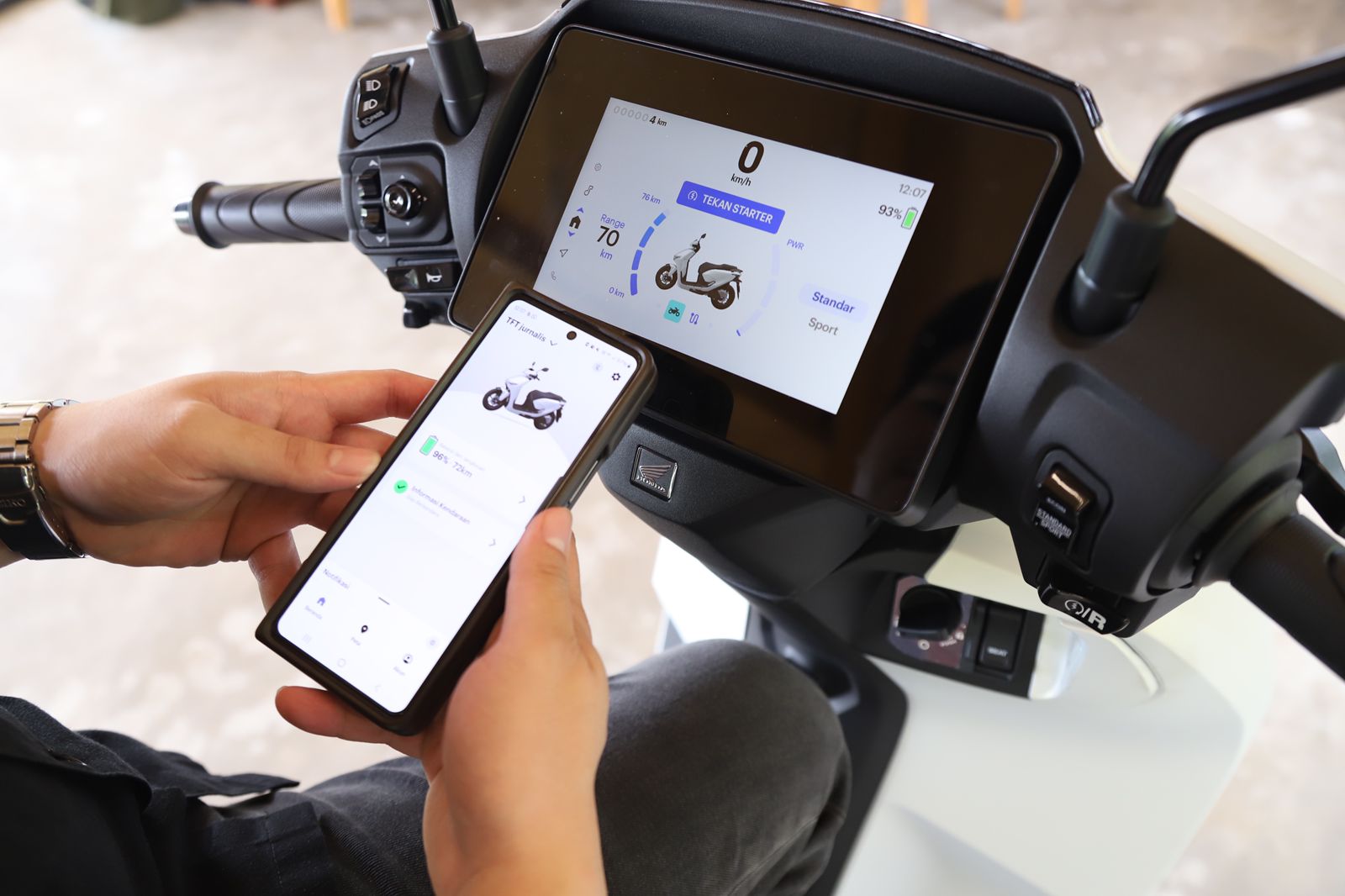 Tetap Update dan Terkoneksi Saat di Jalan dengan RoadSync Duo pada  Honda CUV e: