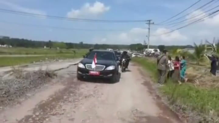Viral, Presiden Jokowi Off Road di Lampung dan Mobil Indonesia-1 Sempat Nyangkut di Jalan Rusak