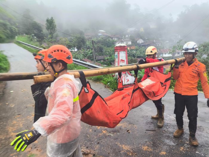 Hujan dan Berkabut, Jalur Ekstrem dan Berlumpur, Ini Cerita Tim SAR Evakuasi Korban Longsor Petungkriyono