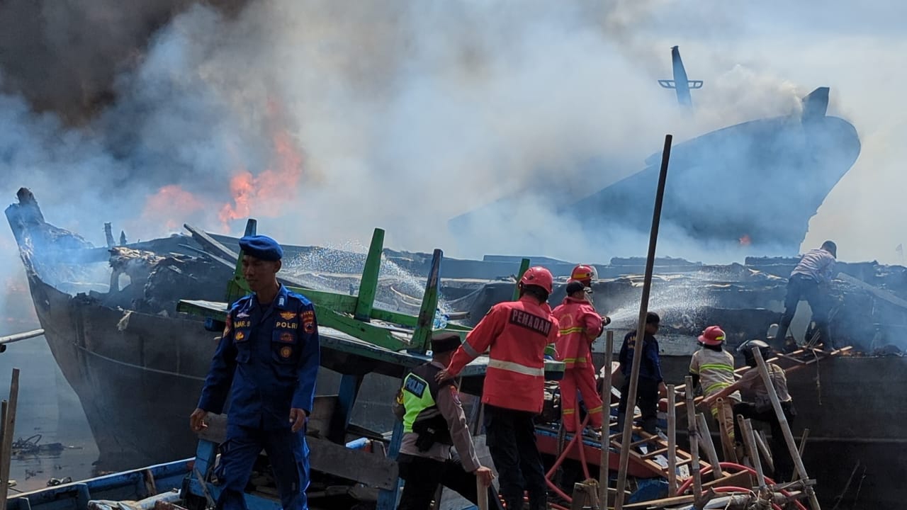Tiga Kapal Nelayan Terbakar di Pelabuhan Batang, Diduga Bermula Saat Waktu Salat Jumat