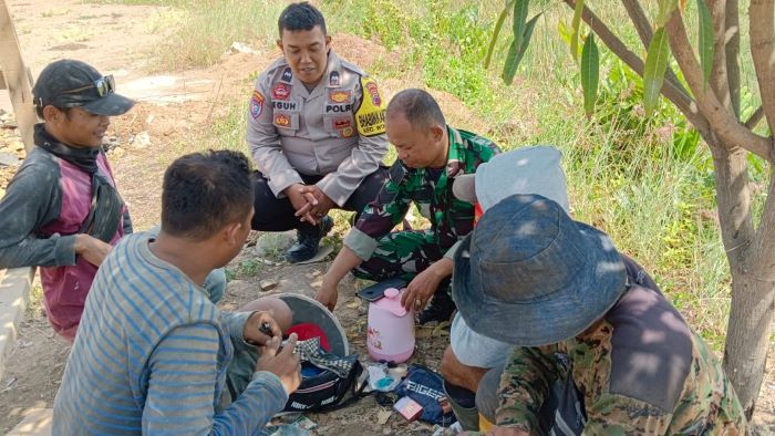 Sambangi Desa Binaan, Bhabinkamtibmas dan Babinsa Desa Pecakaran Ciptakan Kedekatan Bersama Warga