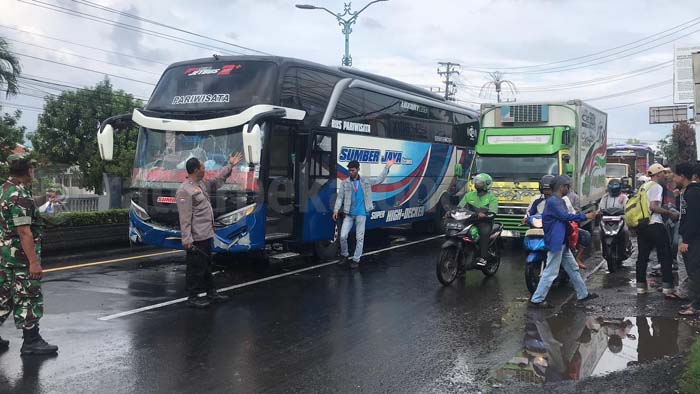 Tiga Bus Terlibat Kecelakaan Beruntun di Perempatan Wiradesa