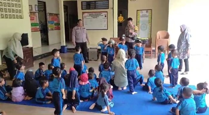 Puluhan Anak PAUD Menur Karangdadap Pekalongan Kunjungi Polsek Karangdadap