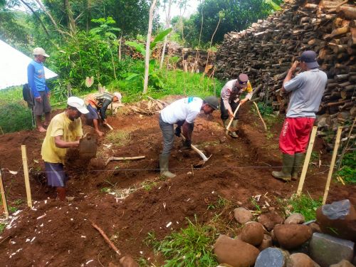 Bhabinkamtibmas Polsek Karanganyar Bantu Kelompok Tani Gedong Sari Bangun Jaringan Mesin Pompa Air 