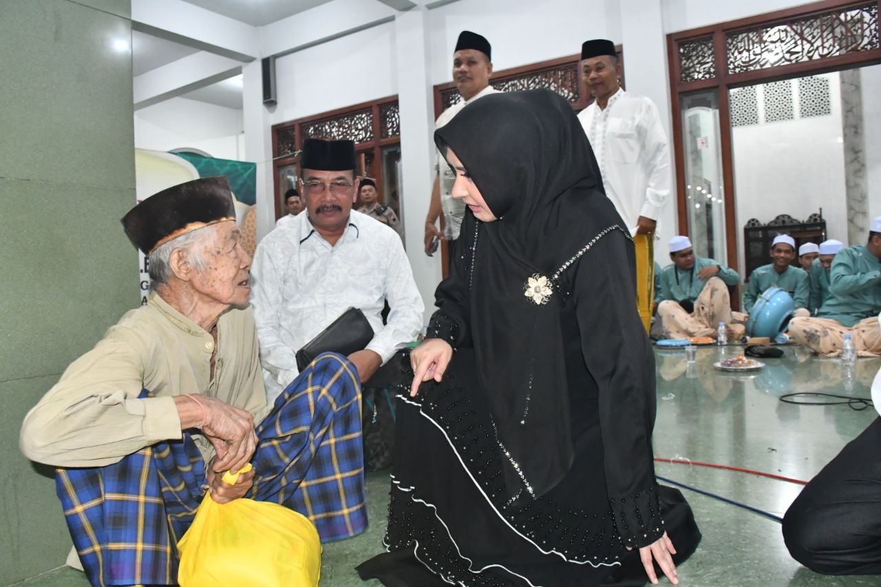 Hadiri Pekalongan Bersholawat di 2 Lokasi, Bupati Fadia Arafiq Berdialog Serap Aspirasi Warga