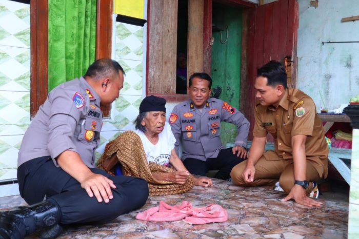 Kapolres Pekalongan Serahkan Bantuan Sosial kepada 3 Penghuni Bedah Rumah