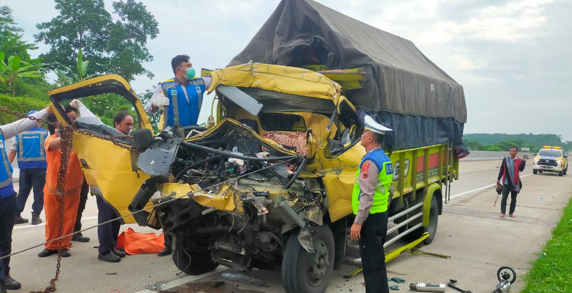 Truk Seruduk Truk di Jalan Tol Semarang-Batang, Istri Sopir Tewas Terjepit Kabin