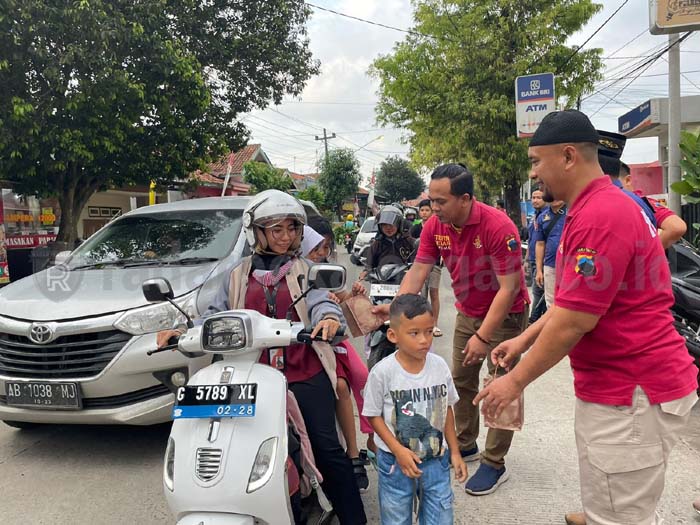  Ngalap Berkah Ramadan, Polisi Bagi Ratusan Takjil untuk Pengguna Jalan