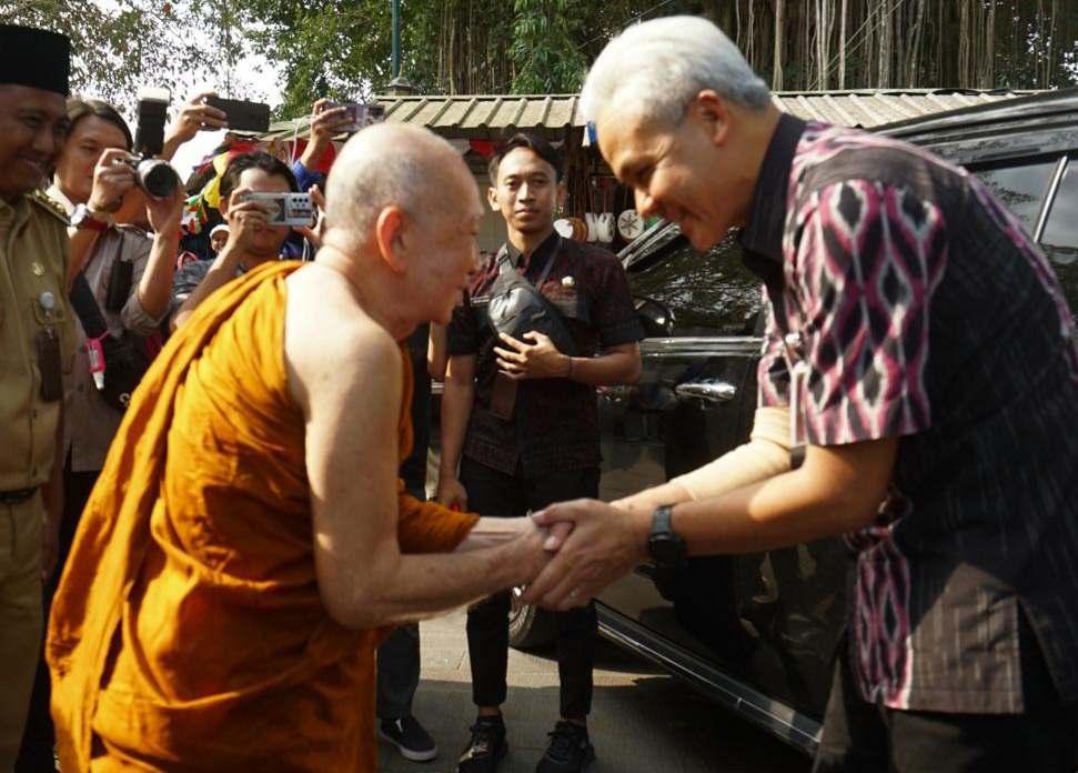 Berkunjung untuk Pamitan, Ganjar Disambut Hangat Bhante Pannavaro Mahathera