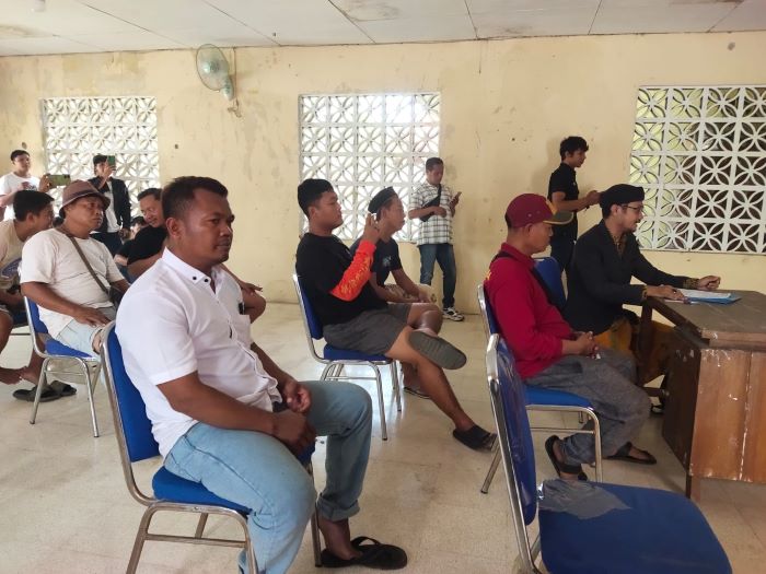 Puluhan Warga Geruduk Balai Desa Watussalam, Tuntut Transparani Kinerja Pemerintah Desa