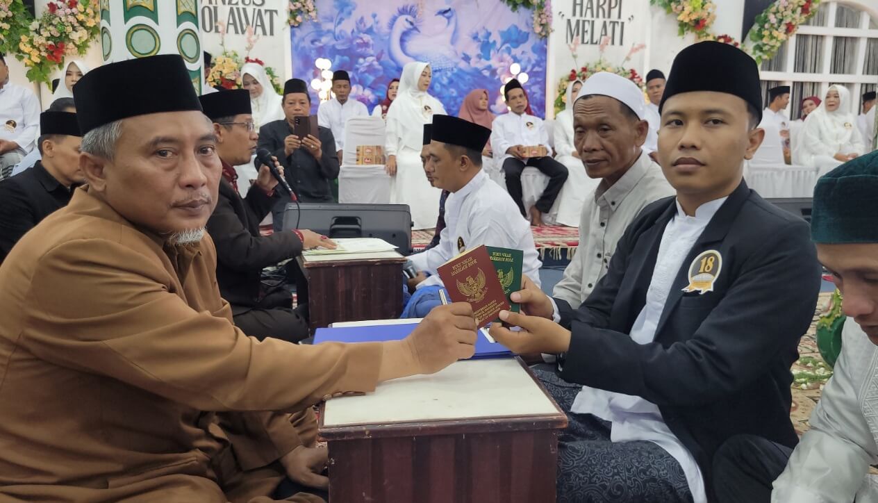 20 Pasangan Ikuti Nikah Maulid 2024 di Kanzus Sholawat Pekalongan, Tertua Usia 64 Tahun, Terjauh dari Madura