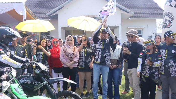 Tak Hanya Uji Nyali di Jalur Ekstrem, Komunitas Motor Trail Pas-Triad Gelar Baksos