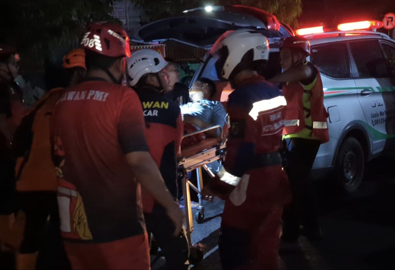 Petugas Damkar Kota Pekalongan Pingsan Saat Padamkan Kebakaran, APD Tak Memadai Jadi Sorotan