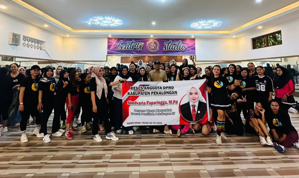 Reses Lewat Senam Aerobic, Anggota DPRD Shellvaria Paparingga Ajak Ibu-Ibu Wonopringgo Hidup Sehat & Semangat
