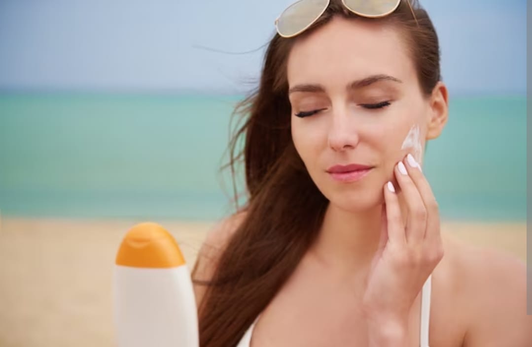 3 Pilihan Sunscreen yang Bagus untuk Flek Hitam Terbaik Usia 40 Tahun Ke Atas! Bonus Memutihkan Wajah 