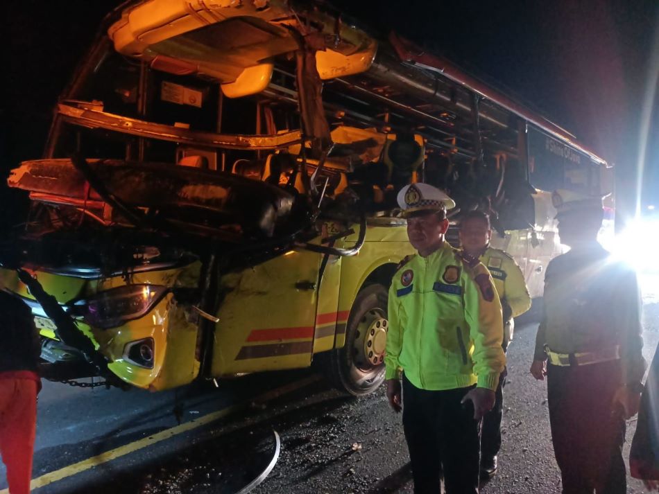 Kecelakaan Maut Bus Vs Truk di KM 328+000 Jalur A Tol Pemalang - Batang, Warga Bandung dan Klaten Tewas