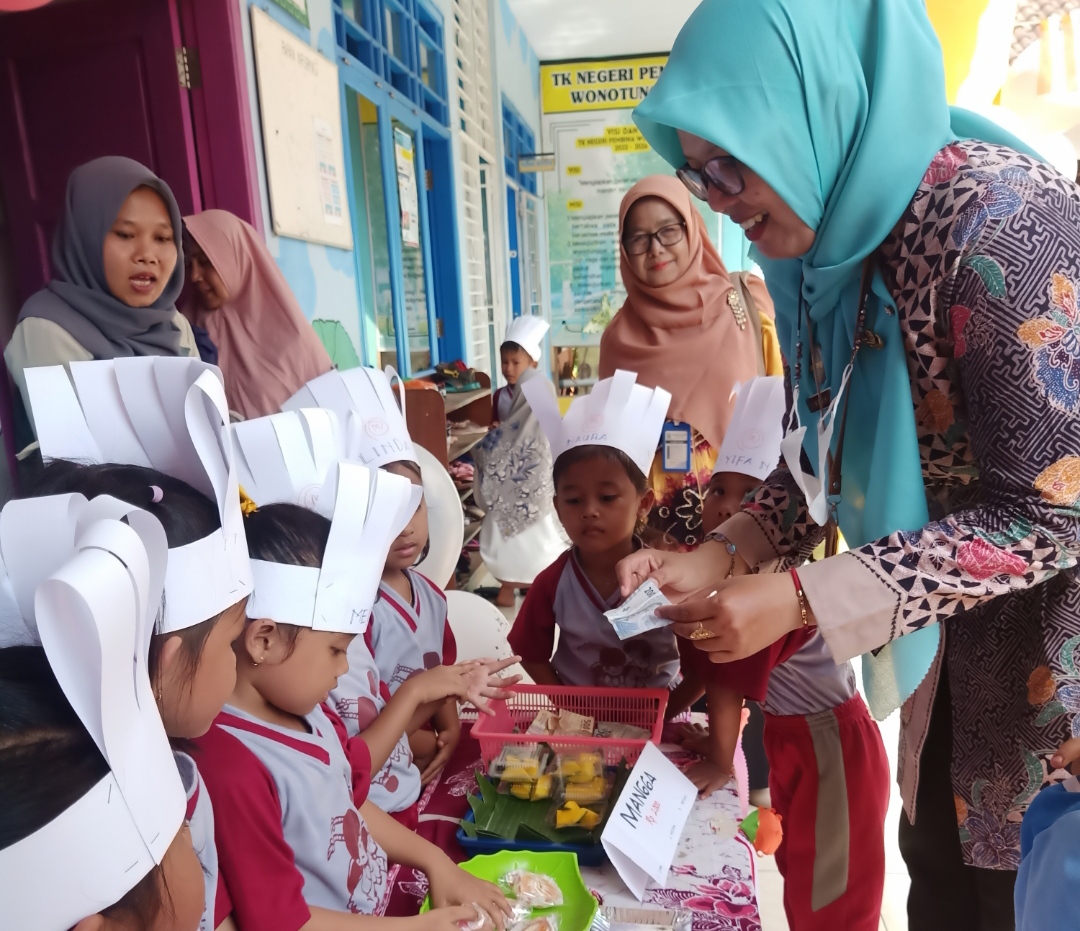 Jual Jajan Rp2 Ribuan, Serunya Pelajar TK Negeri Pembina Wonotunggal Ikuti Market Day