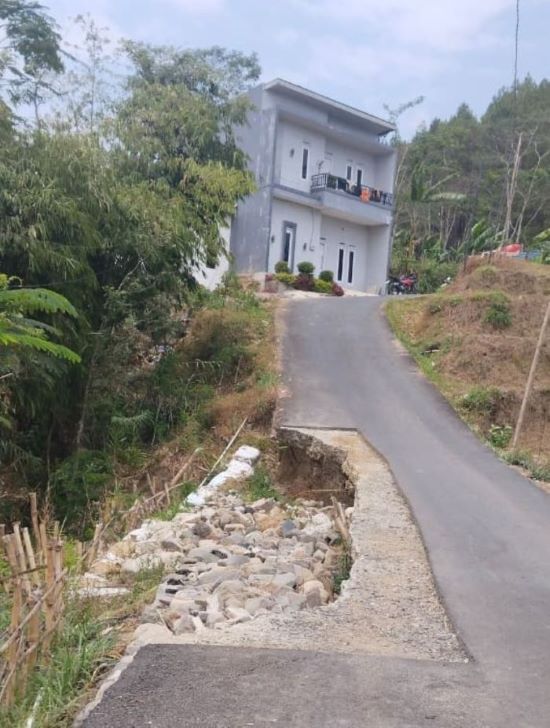Jalan Utama Klesem–Bodas Ambrol Sejak Desember 2025, Separuh Badan Jalan Terputus