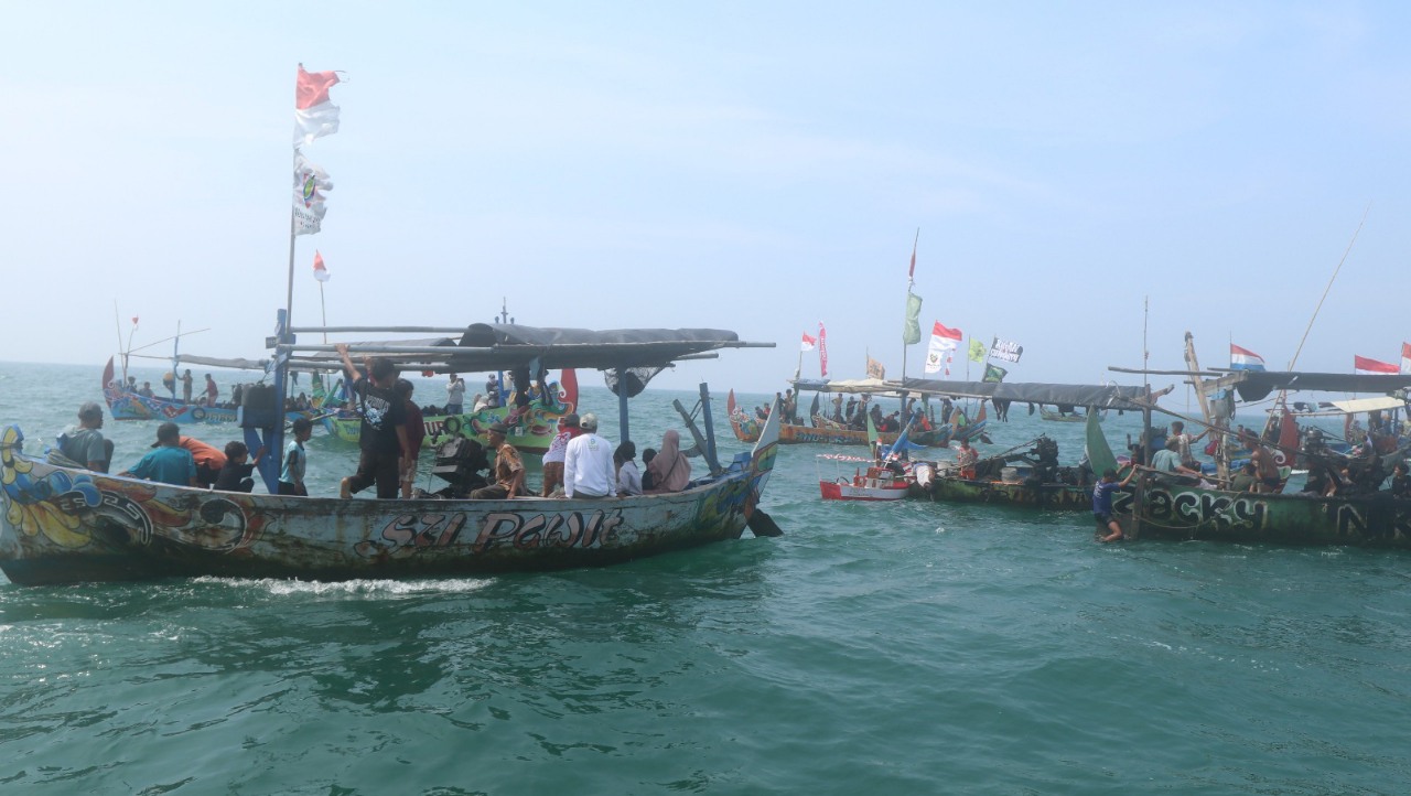 Dukung Larung Sesaji Nelayan Roban, Komitmen Nyata PLTU Batang dalam Menjaga Tradisi dan Lestarikan Budaya