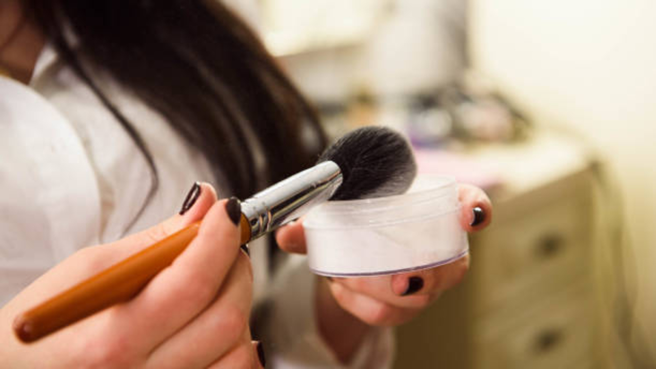 5 Bedak Tabur untuk Usia 40 Tahun Keatas Terbaik, Mulai dari 70 Ribuan Aja!