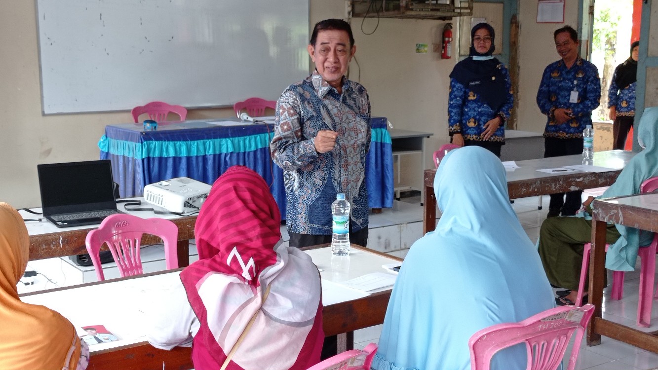 Meninjau Bantuan Program PIP dan Bantuan Buku di SMPN 1 Tirto Pekalongan