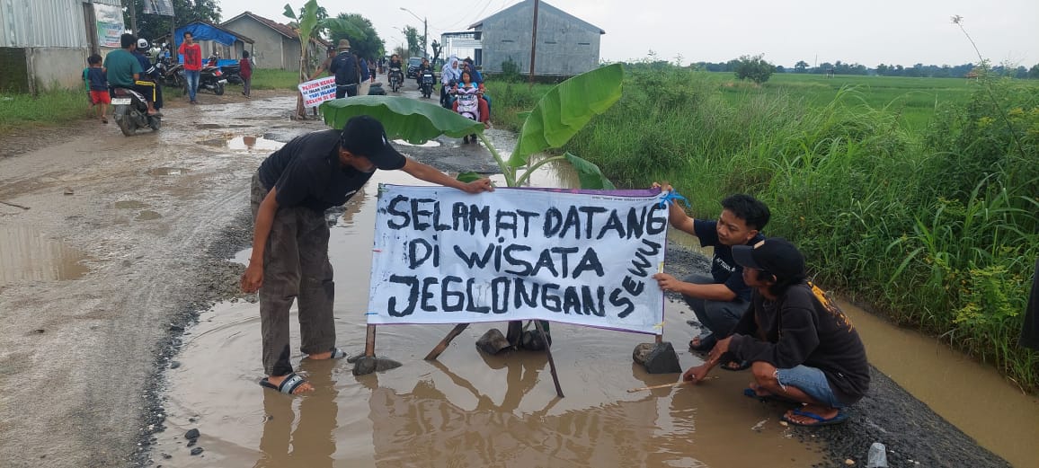 Jalan Pagerbarang Tegal Masih Rusak, Warga Tagih Janji