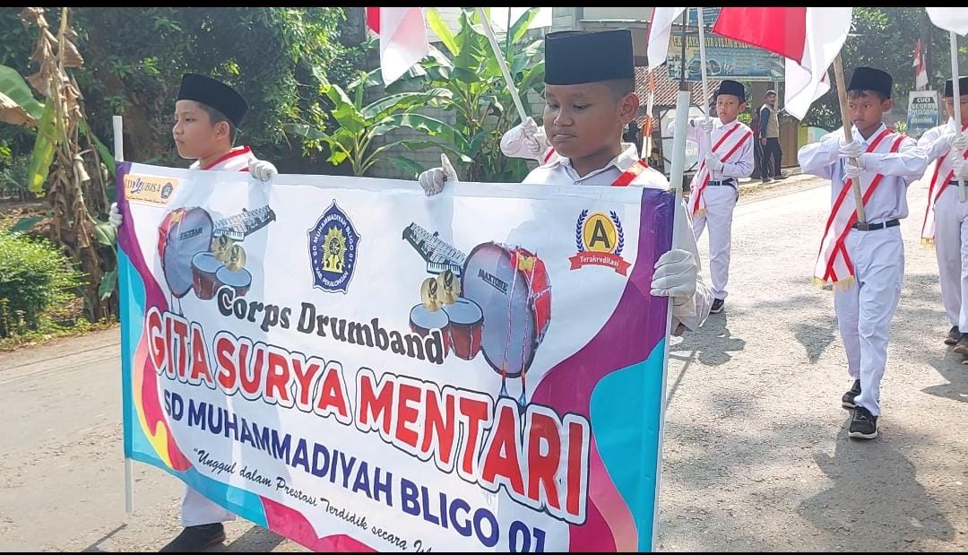 Drumband SD Muhammadiyah Bligo 01 Meriahkan Acara Asta Cita Presiden Prabowo di Desa Sumurjomblangbogo