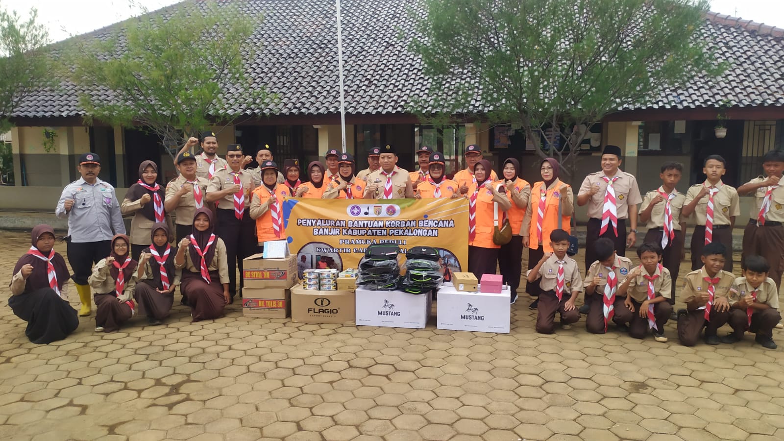 Peringati Baden Powell Day, Kwarcab Kabupaten Pekalongan Salurkan Bantuan Peralatan Sekolah bagi Korban Banjir